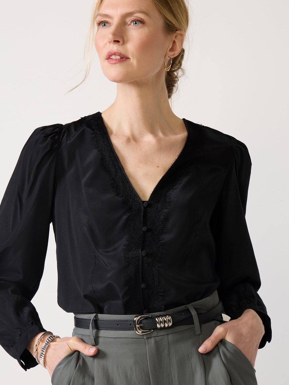 Evereve | Black Eva V-Neck Lace Front Blouse | Sz M